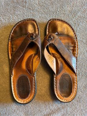 Born leather thong sandals - size 8 medium/wide